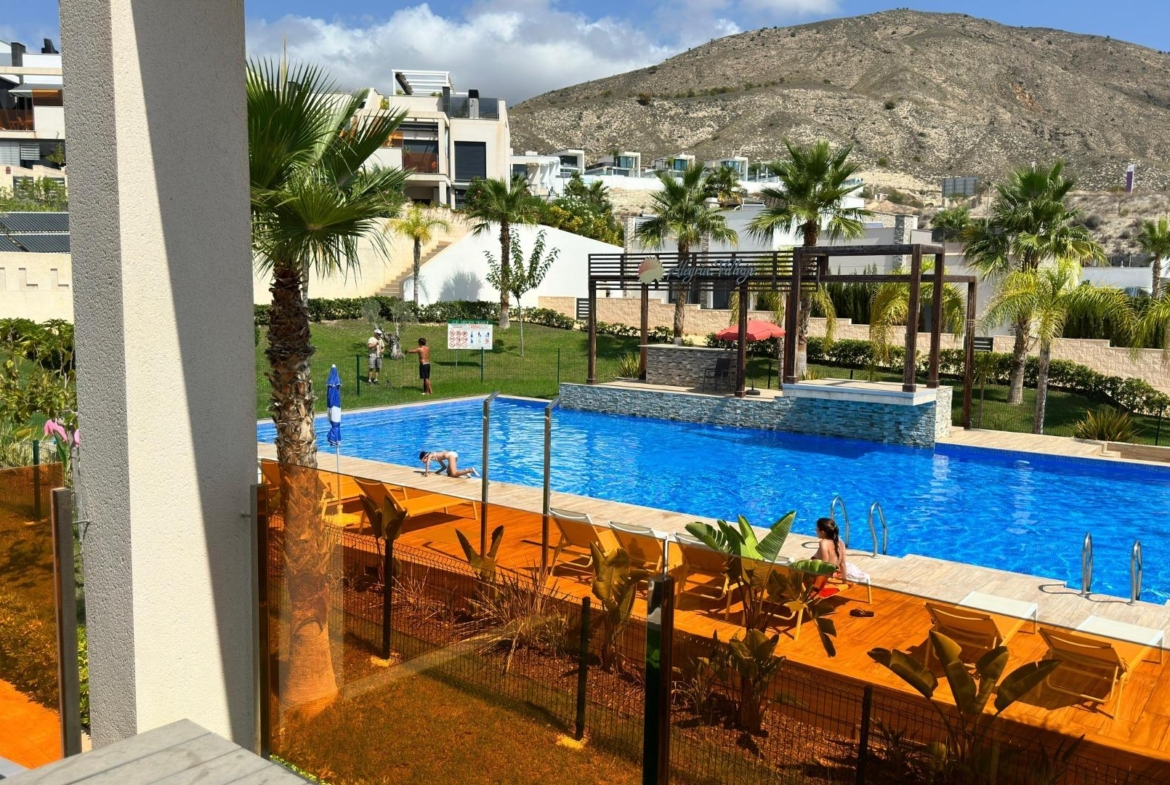 Penthouse met solarium en jacuzzi in de Alegria Village urbanisatie