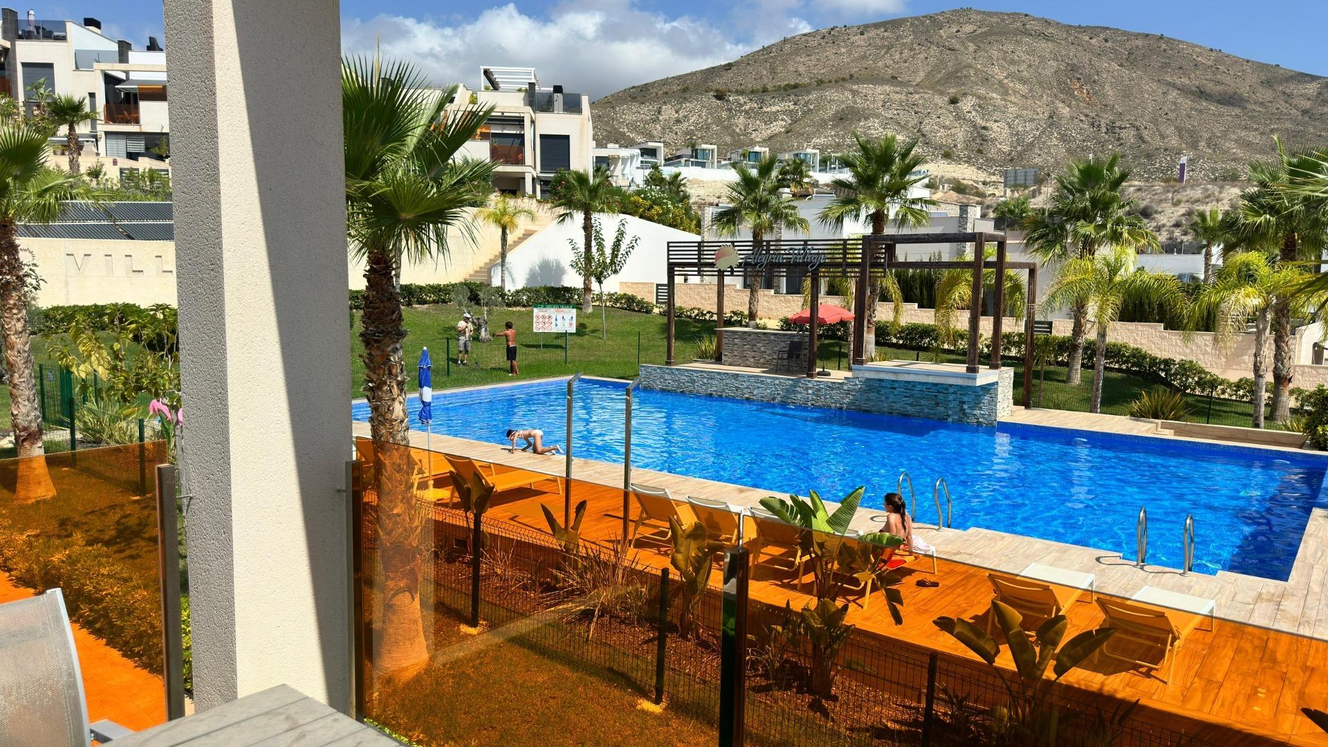 Penthouse met solarium en jacuzzi in de Alegria Village urbanisatie