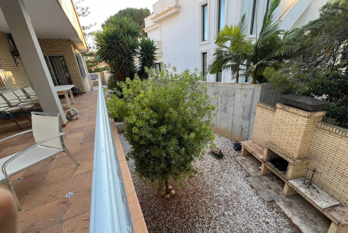 VILLA EN ORIHUELA COSTA A 500 METROS DE LA PLAYA. 4 DORM. 3 BAÑOS. PARCELA 1.145M2.
