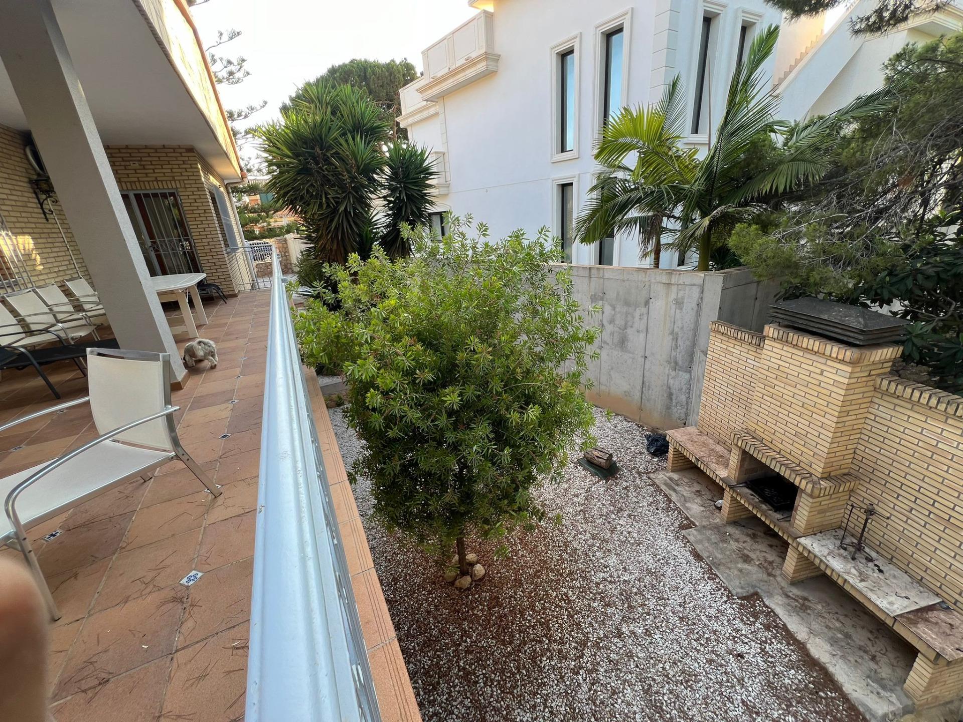 16-16-4 VILLA EN ORIHUELA COSTA A 500 METROS DE LA PLAYA. 4 DORM. 3 BAÑOS. PARCELA 1.145M2.