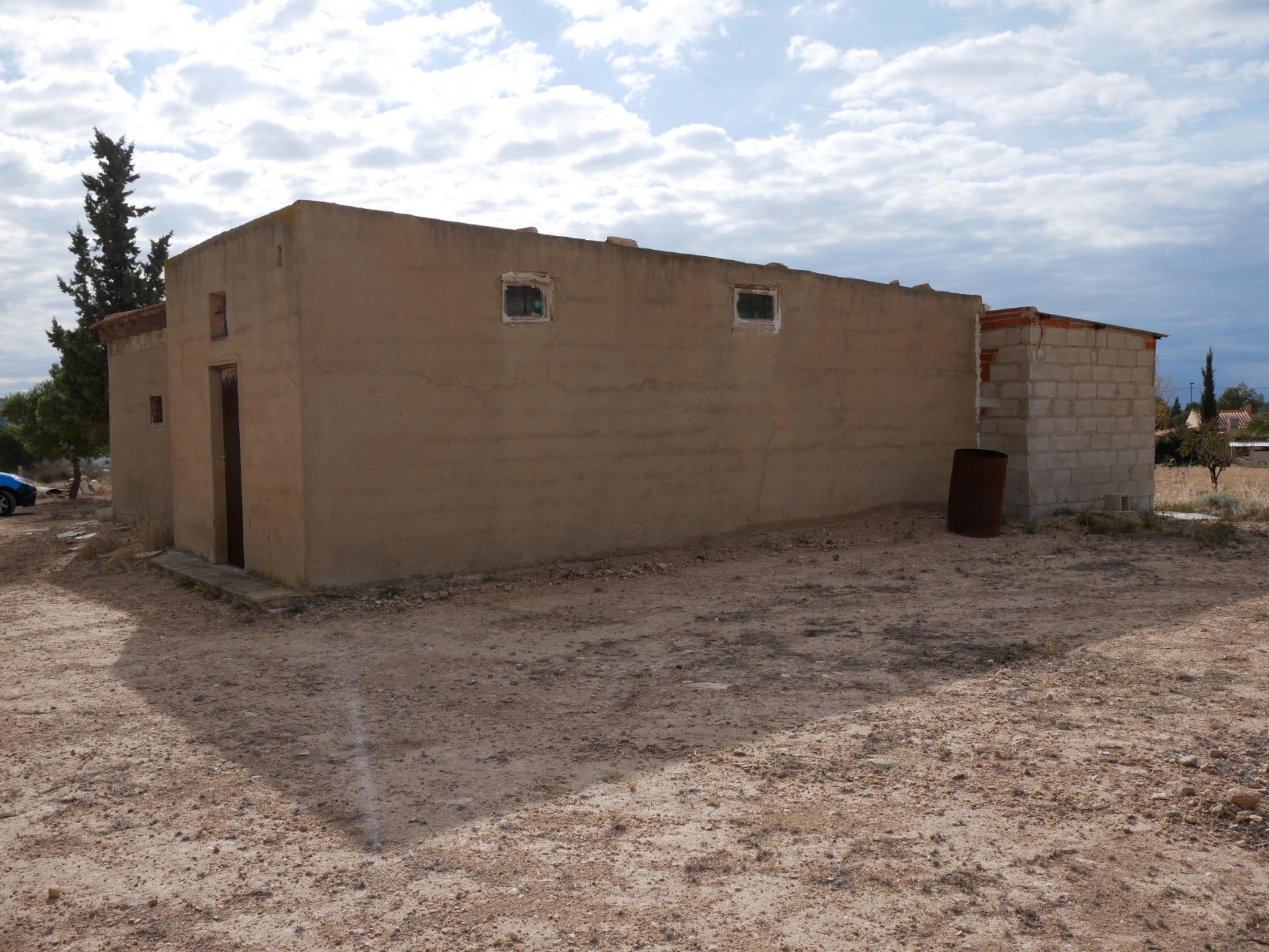 16-16 CASA CON TERRENO EN ZONA EL SALADO, ABANILLA