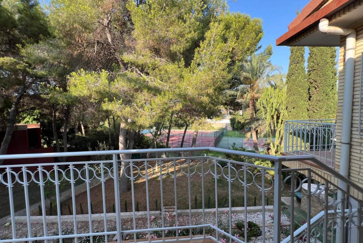 VILLA EN ORIHUELA COSTA A 500 METROS DE LA PLAYA. 4 DORM. 3 BAÑOS. PARCELA 1.145M2.