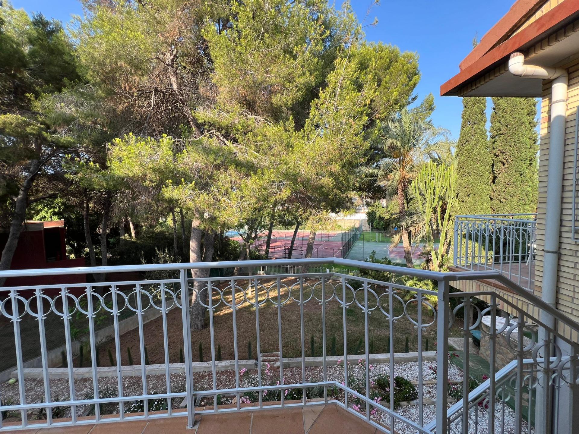 16-17-4 VILLA EN ORIHUELA COSTA A 500 METROS DE LA PLAYA. 4 DORM. 3 BAÑOS. PARCELA 1.145M2.