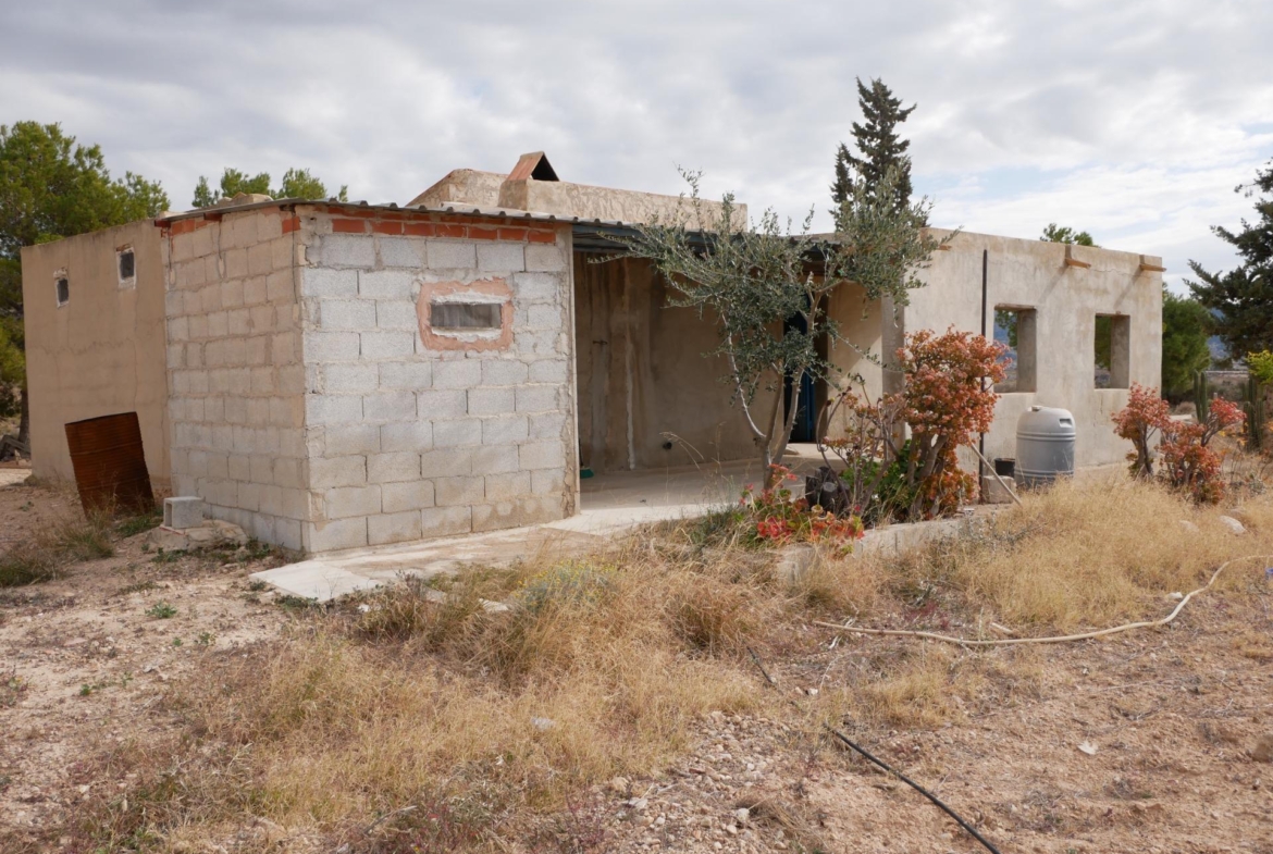CASA CON TERRENO EN ZONA EL SALADO, ABANILLA