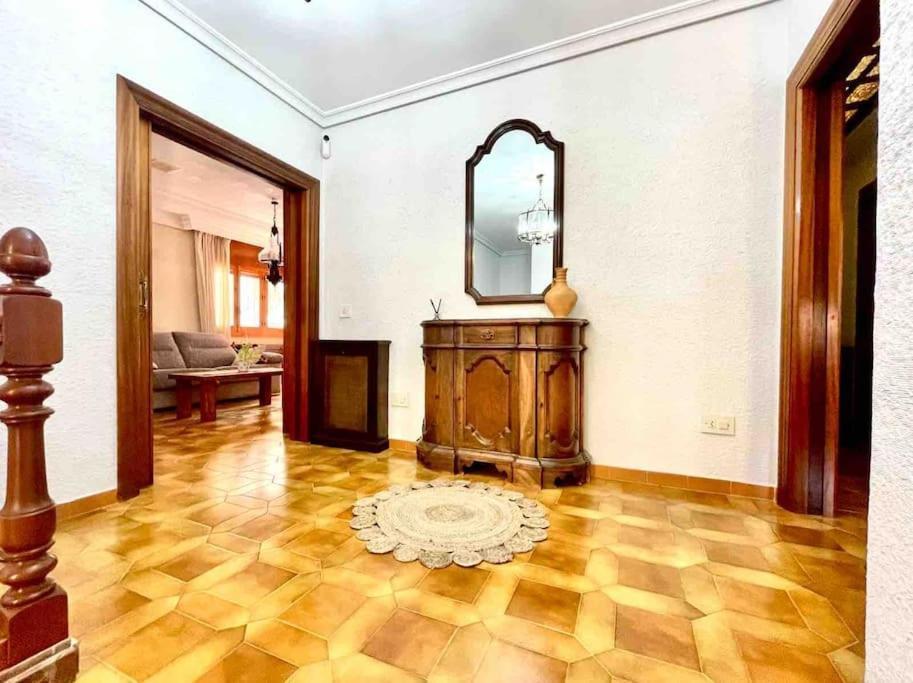 VILLA EN ORIHUELA COSTA A 500 METROS DE LA PLAYA. 4 DORM. 3 BAÑOS. PARCELA 1.145M2.