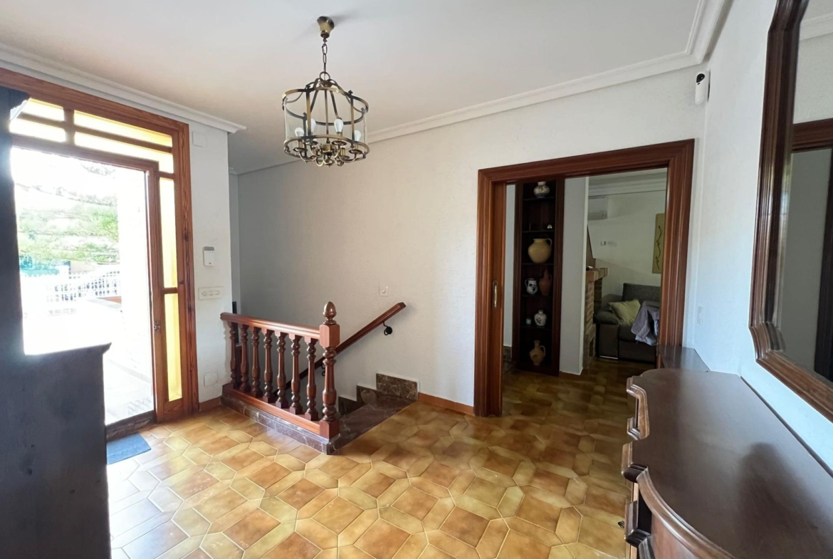 VILLA EN ORIHUELA COSTA A 500 METROS DE LA PLAYA. 4 DORM. 3 BAÑOS. PARCELA 1.145M2.