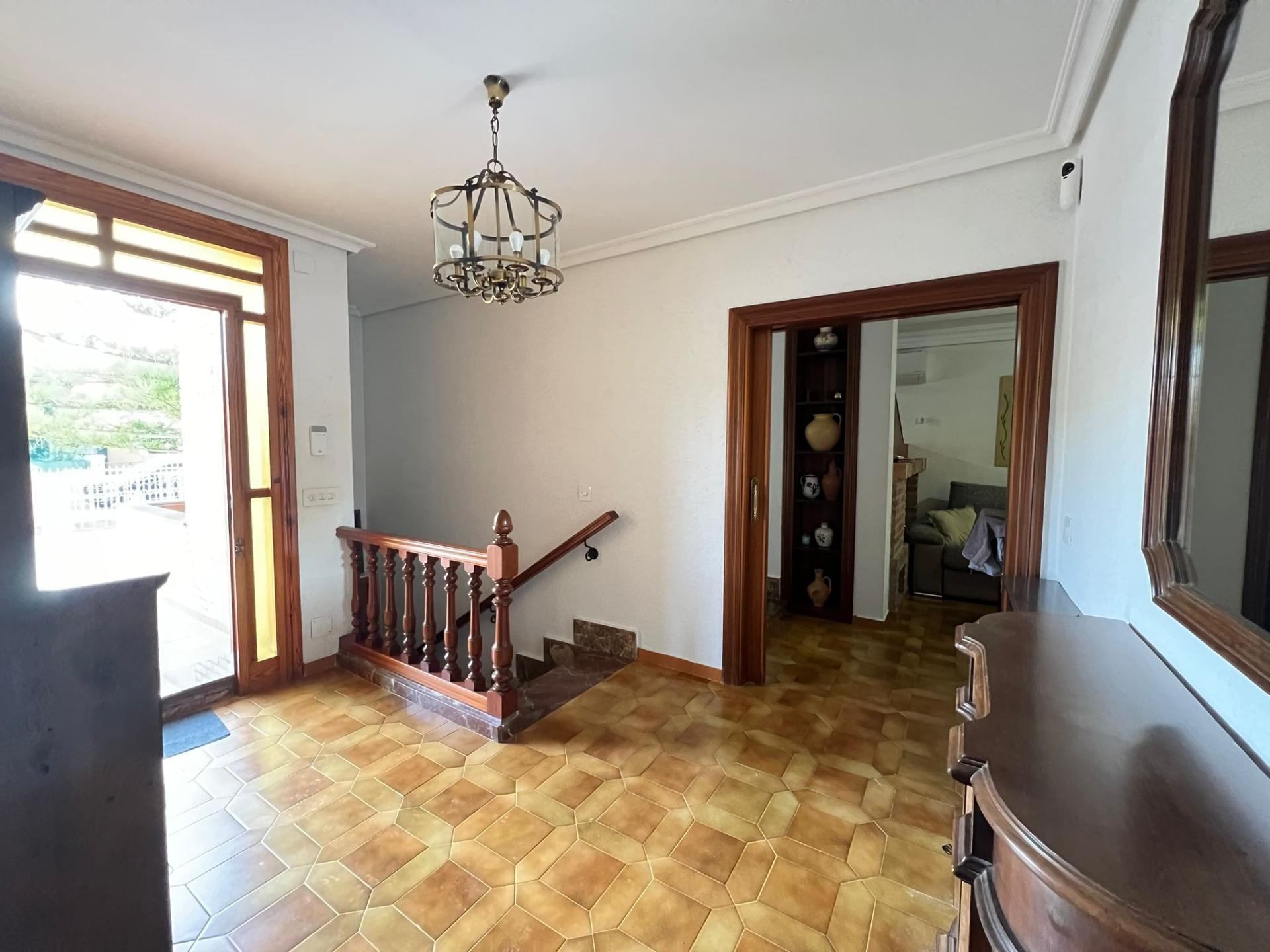 16-19-4 VILLA EN ORIHUELA COSTA A 500 METROS DE LA PLAYA. 4 DORM. 3 BAÑOS. PARCELA 1.145M2.