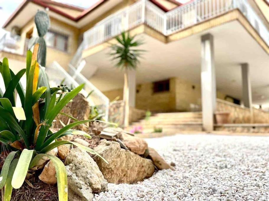 VILLA EN ORIHUELA COSTA A 500 METROS DE LA PLAYA. 4 DORM. 3 BAÑOS. PARCELA 1.145M2.