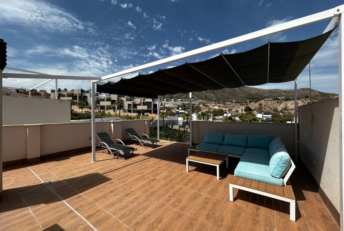 Penthouse met solarium en jacuzzi in de Alegria Village urbanisatie