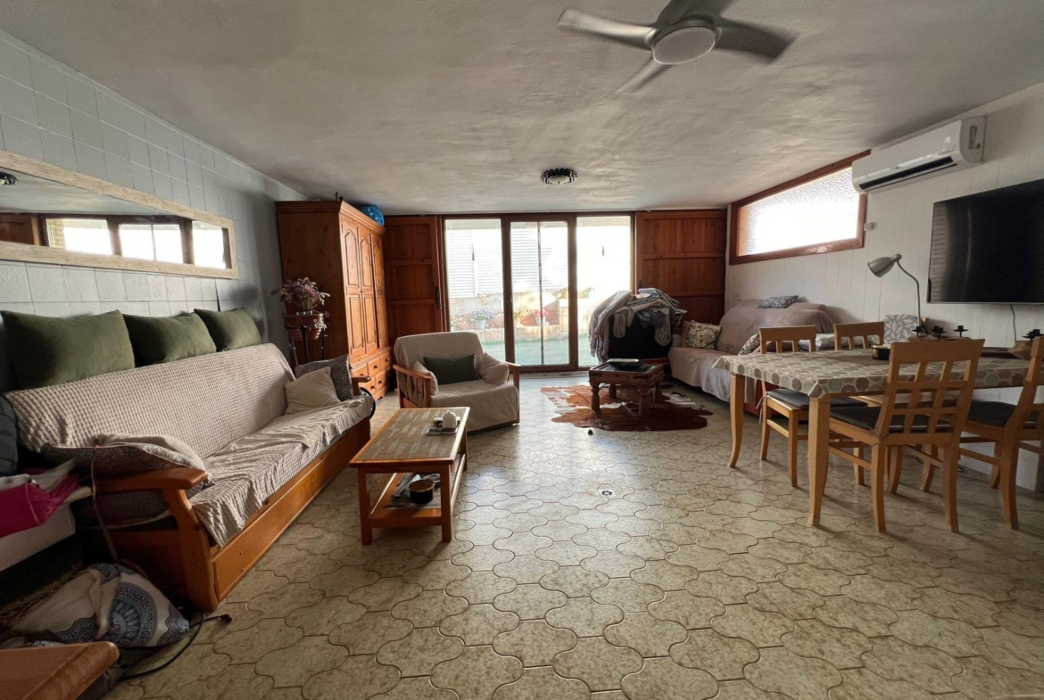 VILLA EN ORIHUELA COSTA A 500 METROS DE LA PLAYA. 4 DORM. 3 BAÑOS. PARCELA 1.145M2.