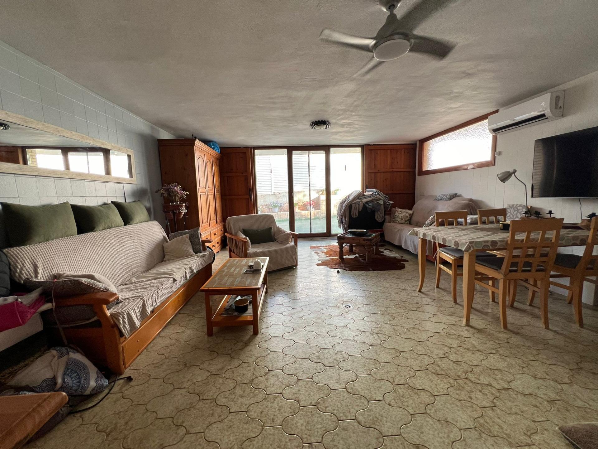 16-21-4 VILLA EN ORIHUELA COSTA A 500 METROS DE LA PLAYA. 4 DORM. 3 BAÑOS. PARCELA 1.145M2.