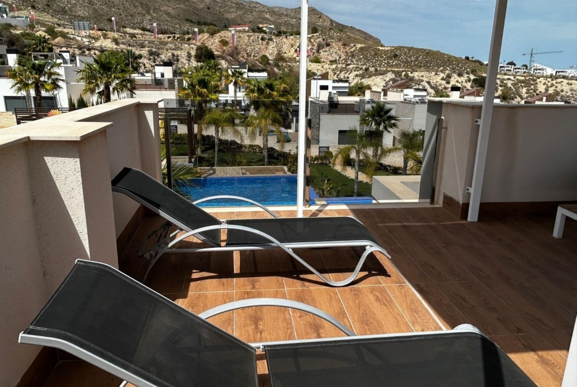 Penthouse met solarium en jacuzzi in de Alegria Village urbanisatie