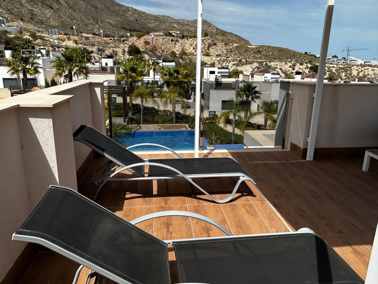Penthouse met solarium en jacuzzi in de Alegria Village urbanisatie