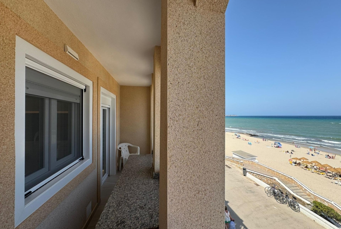 Frontline Penthouse! Renovated in La Torre de la Horadada: Your Ideal Refuge Just Meters from the Se