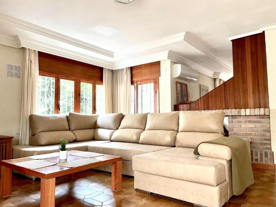 VILLA EN ORIHUELA COSTA A 500 METROS DE LA PLAYA. 4 DORM. 3 BAÑOS. PARCELA 1.145M2.
