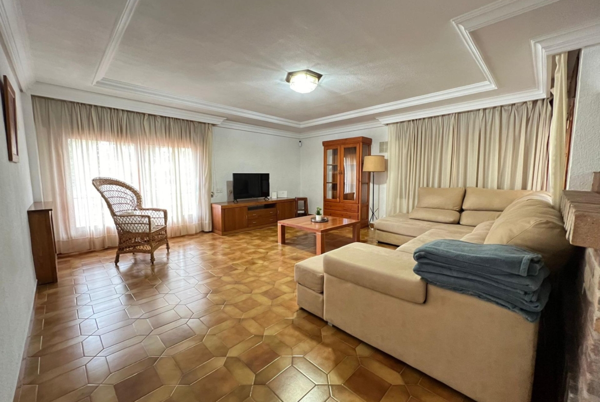 VILLA EN ORIHUELA COSTA A 500 METROS DE LA PLAYA. 4 DORM. 3 BAÑOS. PARCELA 1.145M2.