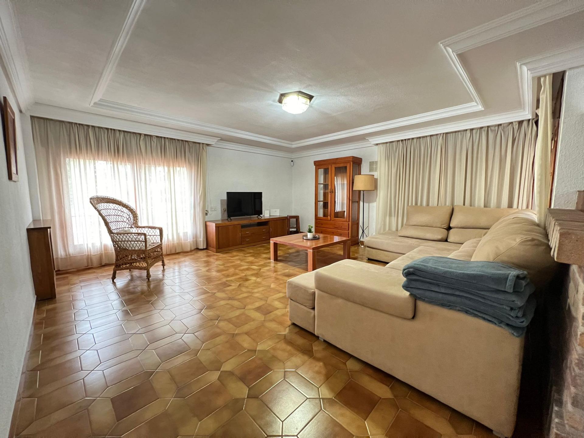 16-29-4 VILLA EN ORIHUELA COSTA A 500 METROS DE LA PLAYA. 4 DORM. 3 BAÑOS. PARCELA 1.145M2.