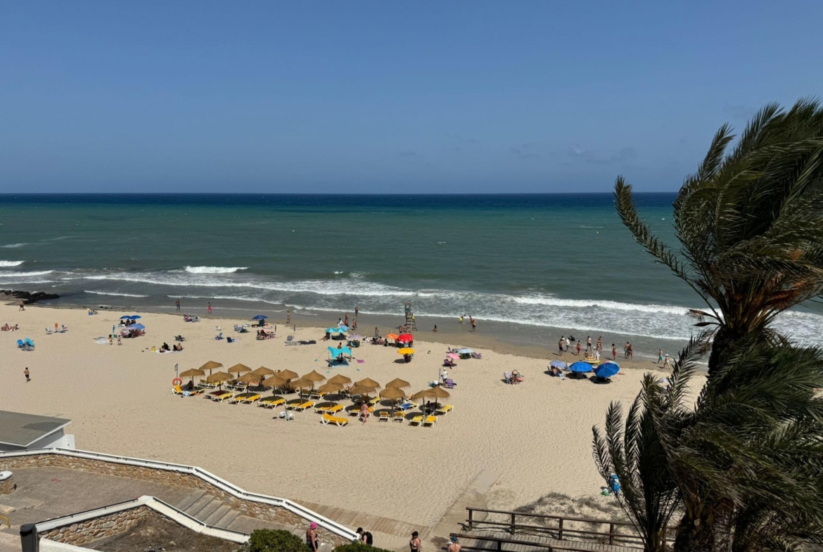 Frontline Penthouse! Renovated in La Torre de la Horadada: Your Ideal Refuge Just Meters from the Se