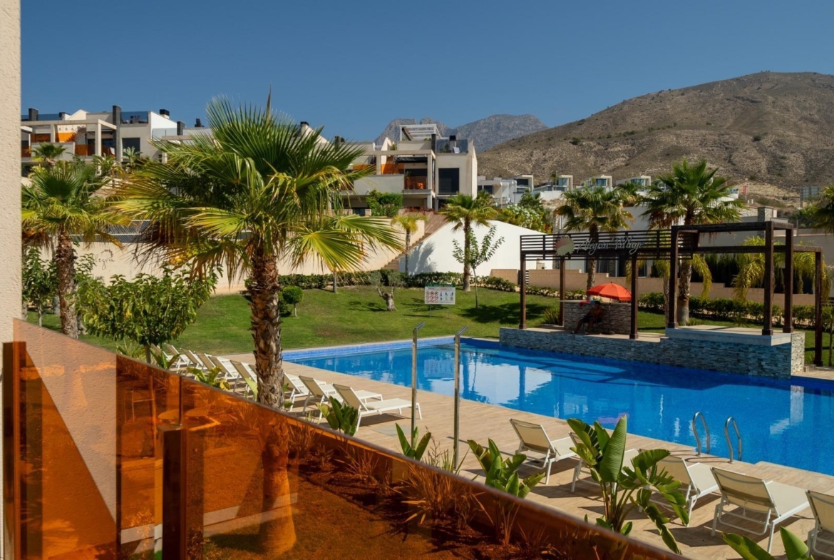 Penthouse met solarium en jacuzzi in de Alegria Village urbanisatie