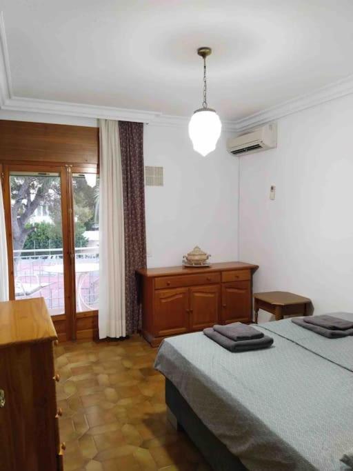 VILLA EN ORIHUELA COSTA A 500 METROS DE LA PLAYA. 4 DORM. 3 BAÑOS. PARCELA 1.145M2.
