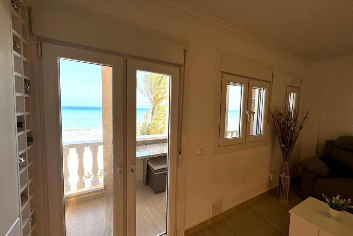 Frontline Penthouse! Renovated in La Torre de la Horadada: Your Ideal Refuge Just Meters from the Se