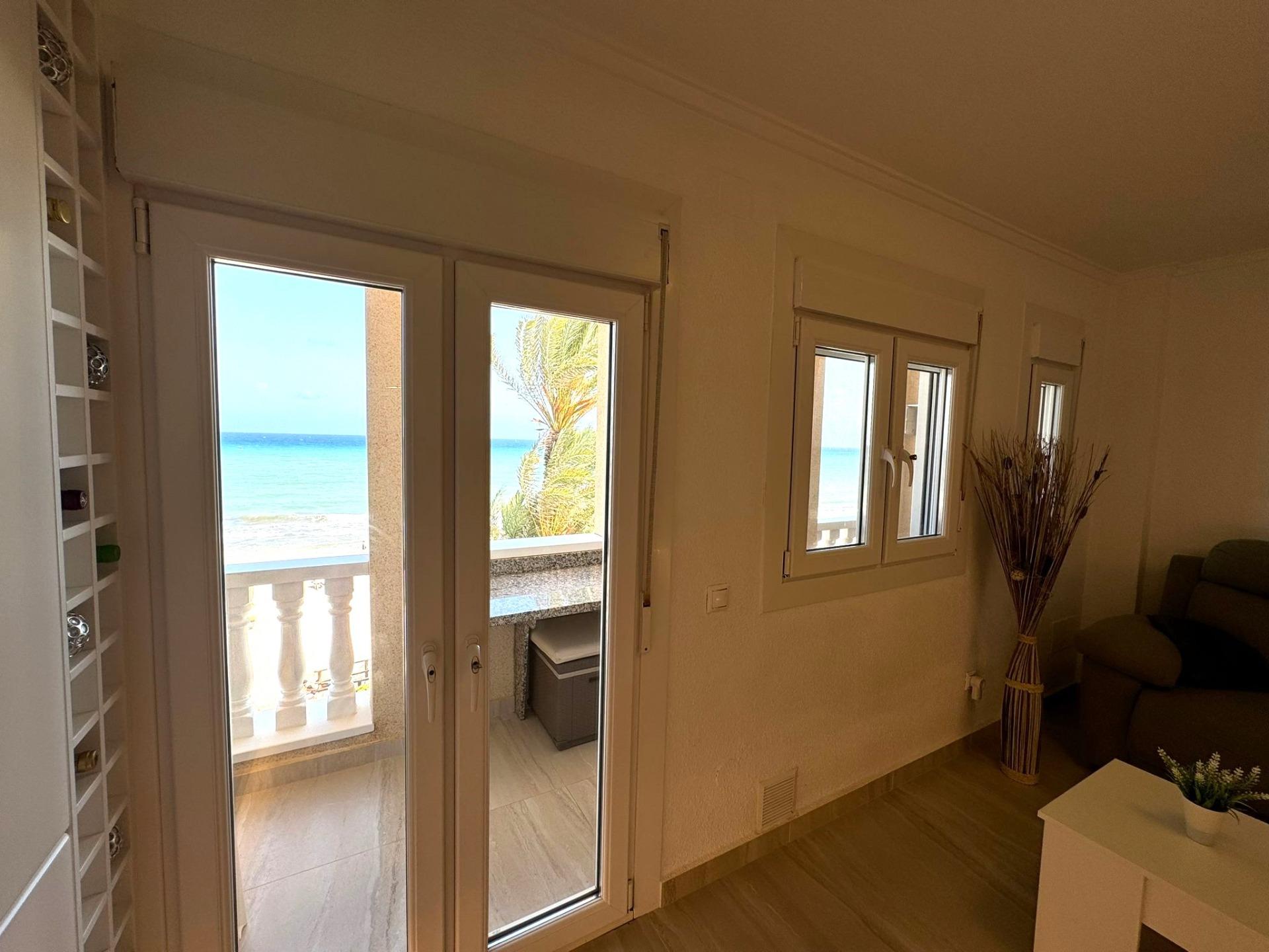 Frontline Penthouse! Renovated in La Torre de la Horadada: Your Ideal Refuge Just Meters from the Se