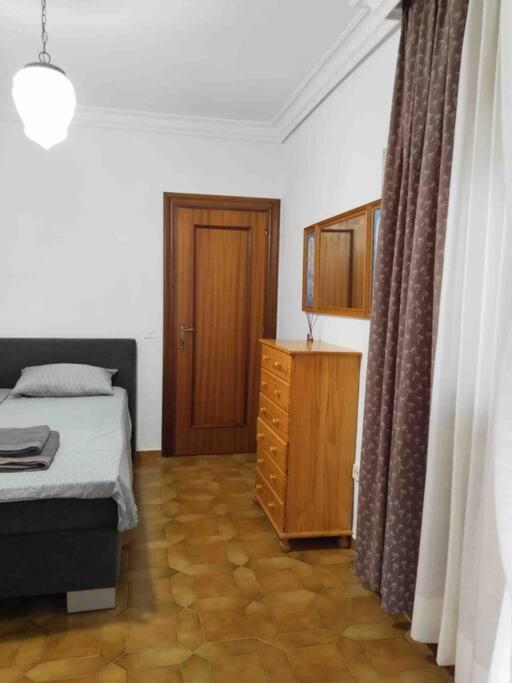 VILLA EN ORIHUELA COSTA A 500 METROS DE LA PLAYA. 4 DORM. 3 BAÑOS. PARCELA 1.145M2.