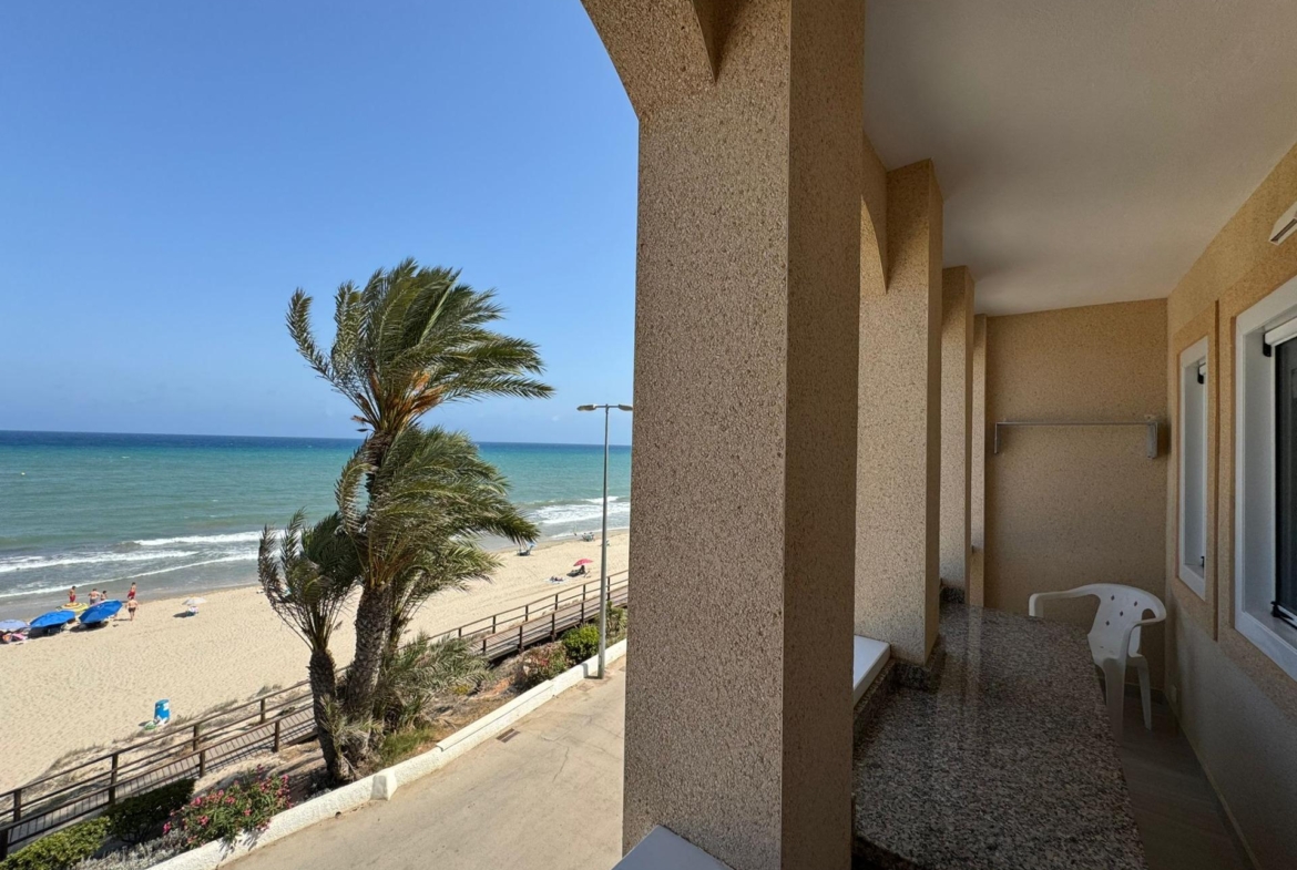 Frontline Penthouse! Renovated in La Torre de la Horadada: Your Ideal Refuge Just Meters from the Se