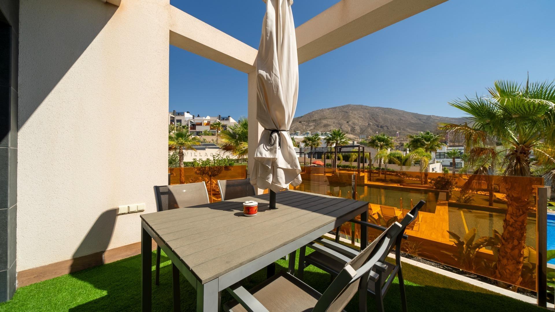 Penthouse met solarium en jacuzzi in de Alegria Village urbanisatie
