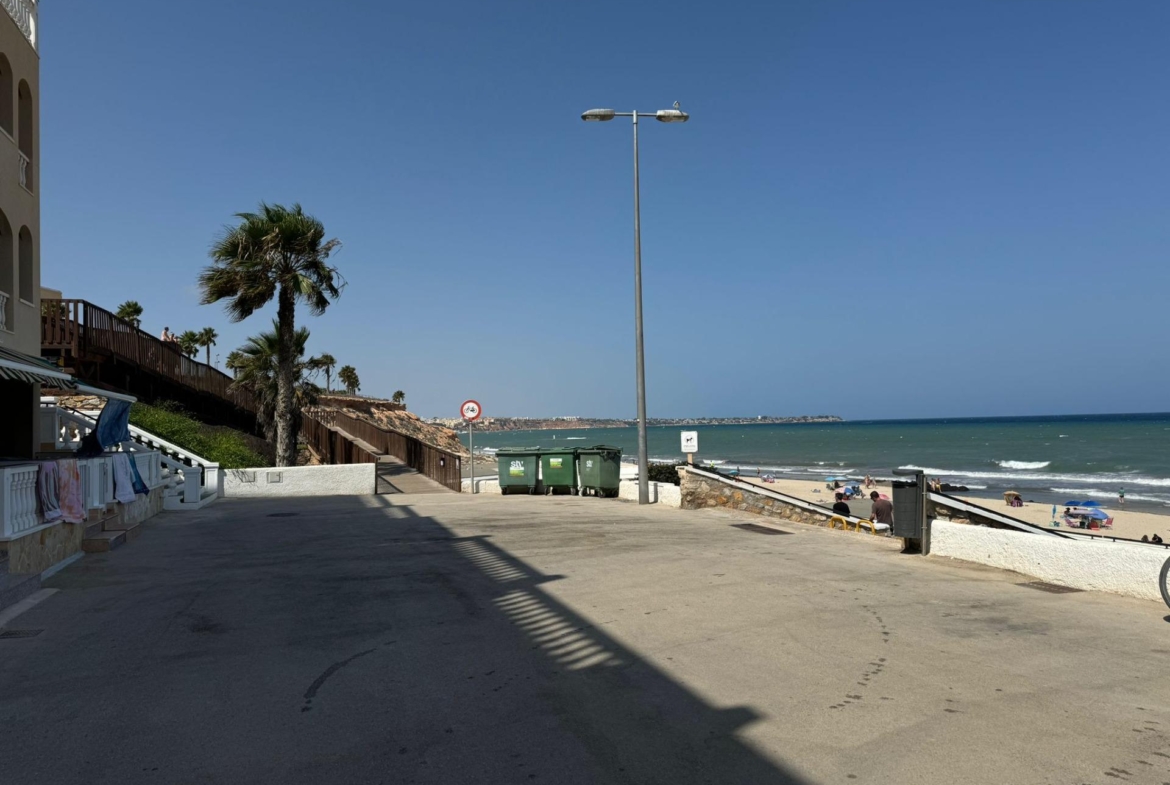 Frontline Penthouse! Renovated in La Torre de la Horadada: Your Ideal Refuge Just Meters from the Se