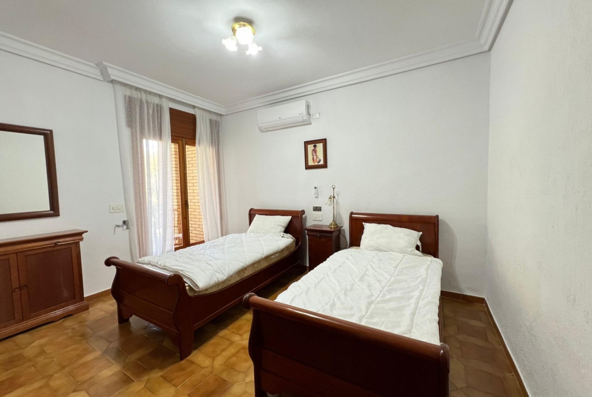 VILLA EN ORIHUELA COSTA A 500 METROS DE LA PLAYA. 4 DORM. 3 BAÑOS. PARCELA 1.145M2.
