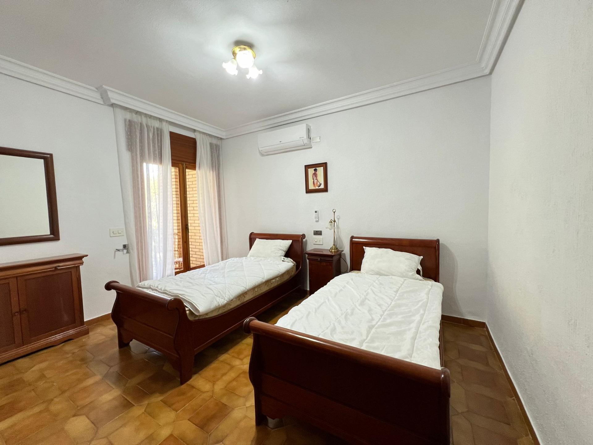 16-38-4 VILLA EN ORIHUELA COSTA A 500 METROS DE LA PLAYA. 4 DORM. 3 BAÑOS. PARCELA 1.145M2.