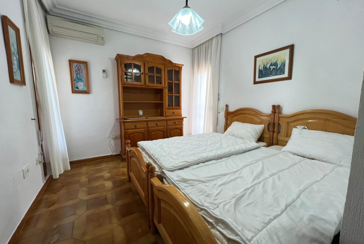 VILLA EN ORIHUELA COSTA A 500 METROS DE LA PLAYA. 4 DORM. 3 BAÑOS. PARCELA 1.145M2.