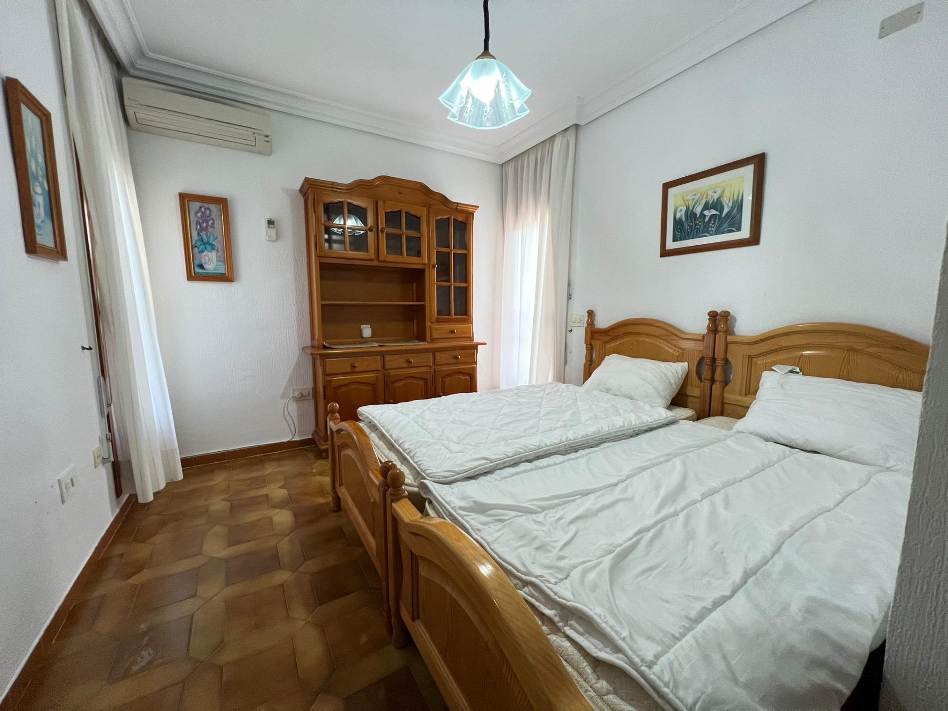 16-39-4 VILLA EN ORIHUELA COSTA A 500 METROS DE LA PLAYA. 4 DORM. 3 BAÑOS. PARCELA 1.145M2.