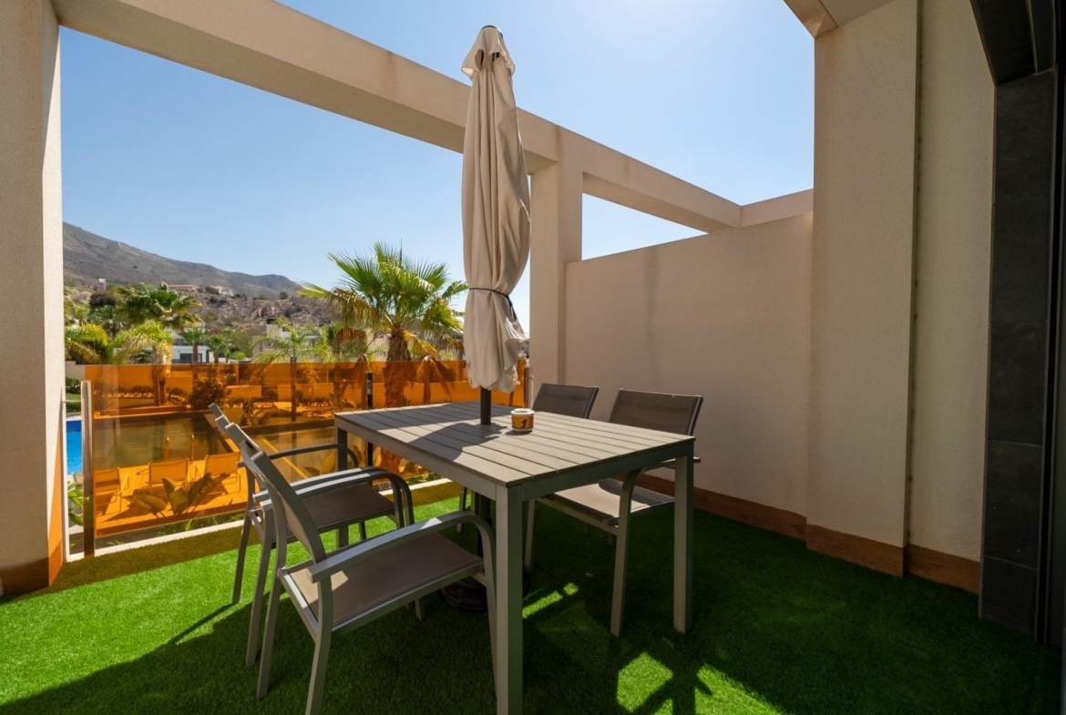 Penthouse met solarium en jacuzzi in de Alegria Village urbanisatie