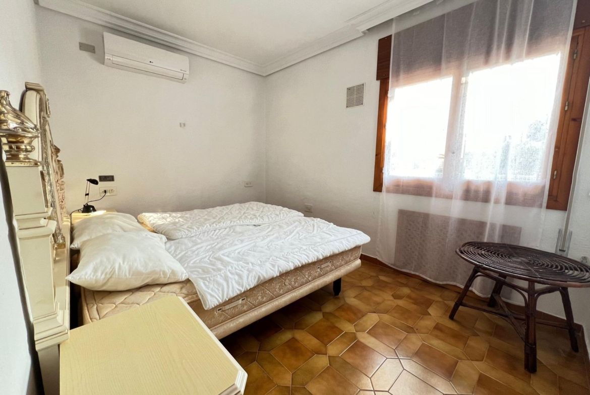 VILLA EN ORIHUELA COSTA A 500 METROS DE LA PLAYA. 4 DORM. 3 BAÑOS. PARCELA 1.145M2.