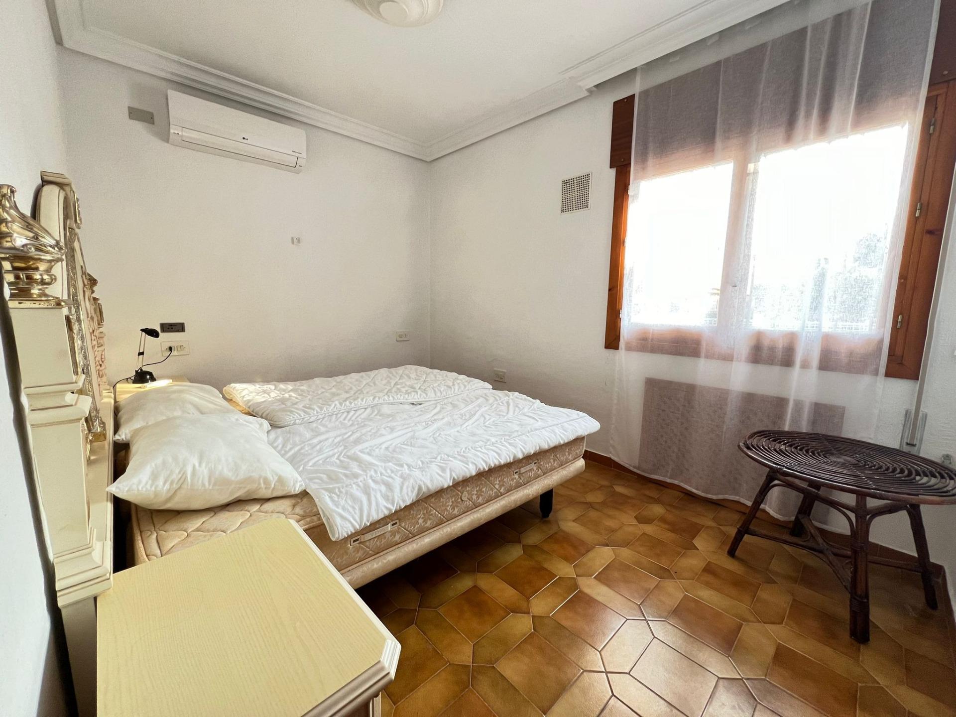16-40-4 VILLA EN ORIHUELA COSTA A 500 METROS DE LA PLAYA. 4 DORM. 3 BAÑOS. PARCELA 1.145M2.