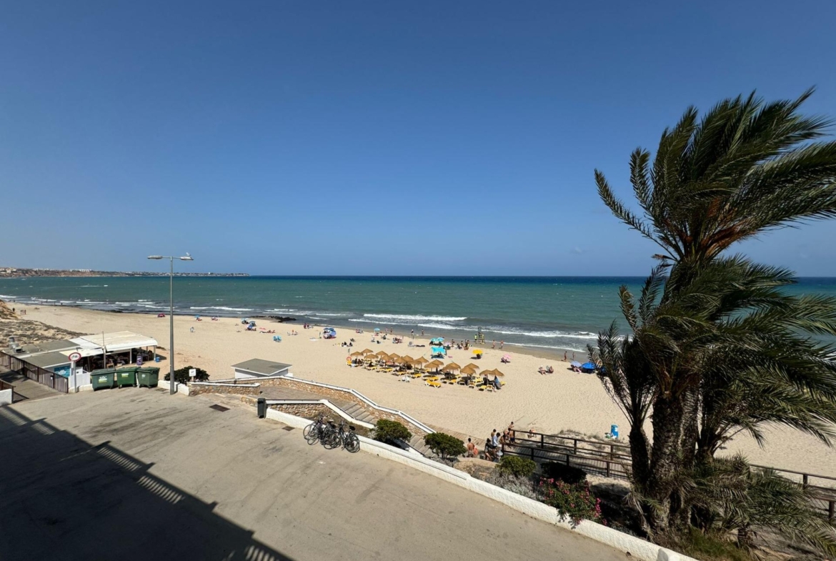 Frontline Penthouse! Renovated in La Torre de la Horadada: Your Ideal Refuge Just Meters from the Se