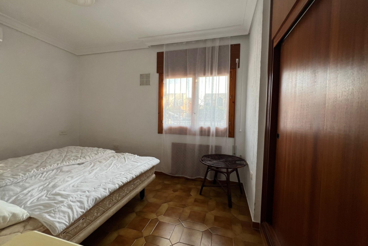 VILLA EN ORIHUELA COSTA A 500 METROS DE LA PLAYA. 4 DORM. 3 BAÑOS. PARCELA 1.145M2.