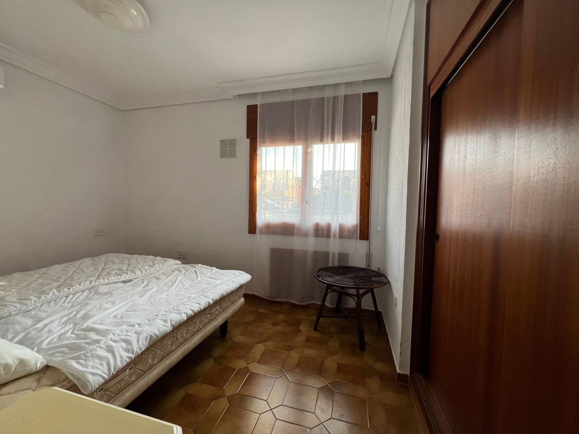 16-41-4 VILLA EN ORIHUELA COSTA A 500 METROS DE LA PLAYA. 4 DORM. 3 BAÑOS. PARCELA 1.145M2.
