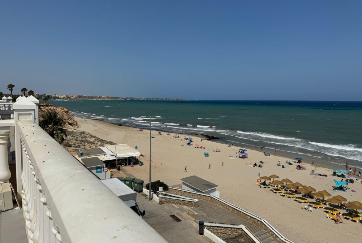 Frontline Penthouse! Renovated in La Torre de la Horadada: Your Ideal Refuge Just Meters from the Se