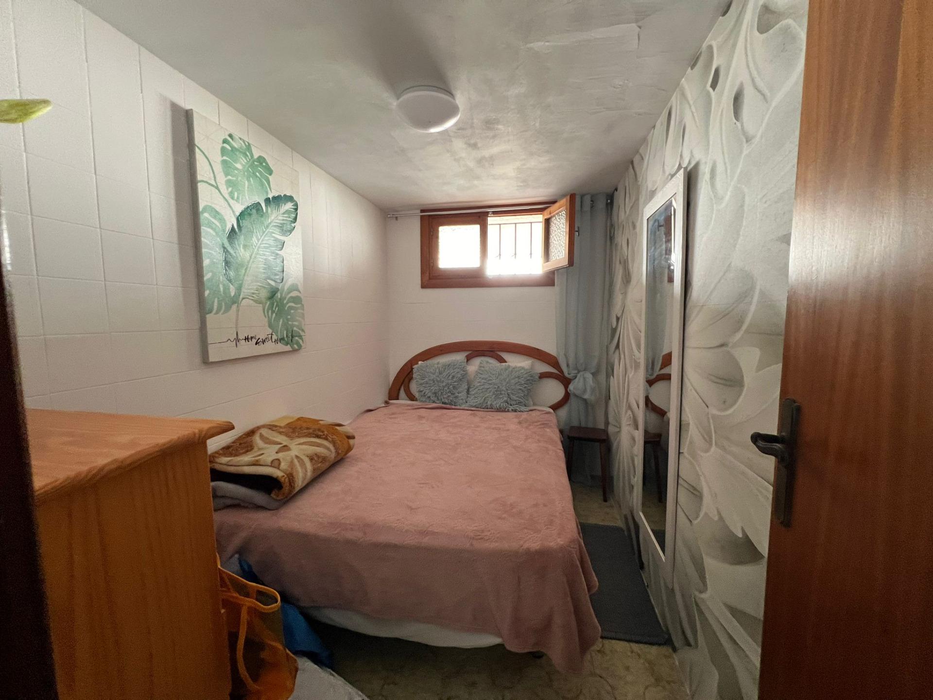 16-42-4 VILLA EN ORIHUELA COSTA A 500 METROS DE LA PLAYA. 4 DORM. 3 BAÑOS. PARCELA 1.145M2.