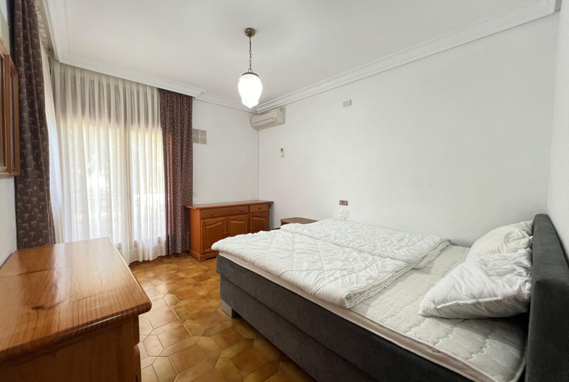 VILLA EN ORIHUELA COSTA A 500 METROS DE LA PLAYA. 4 DORM. 3 BAÑOS. PARCELA 1.145M2.