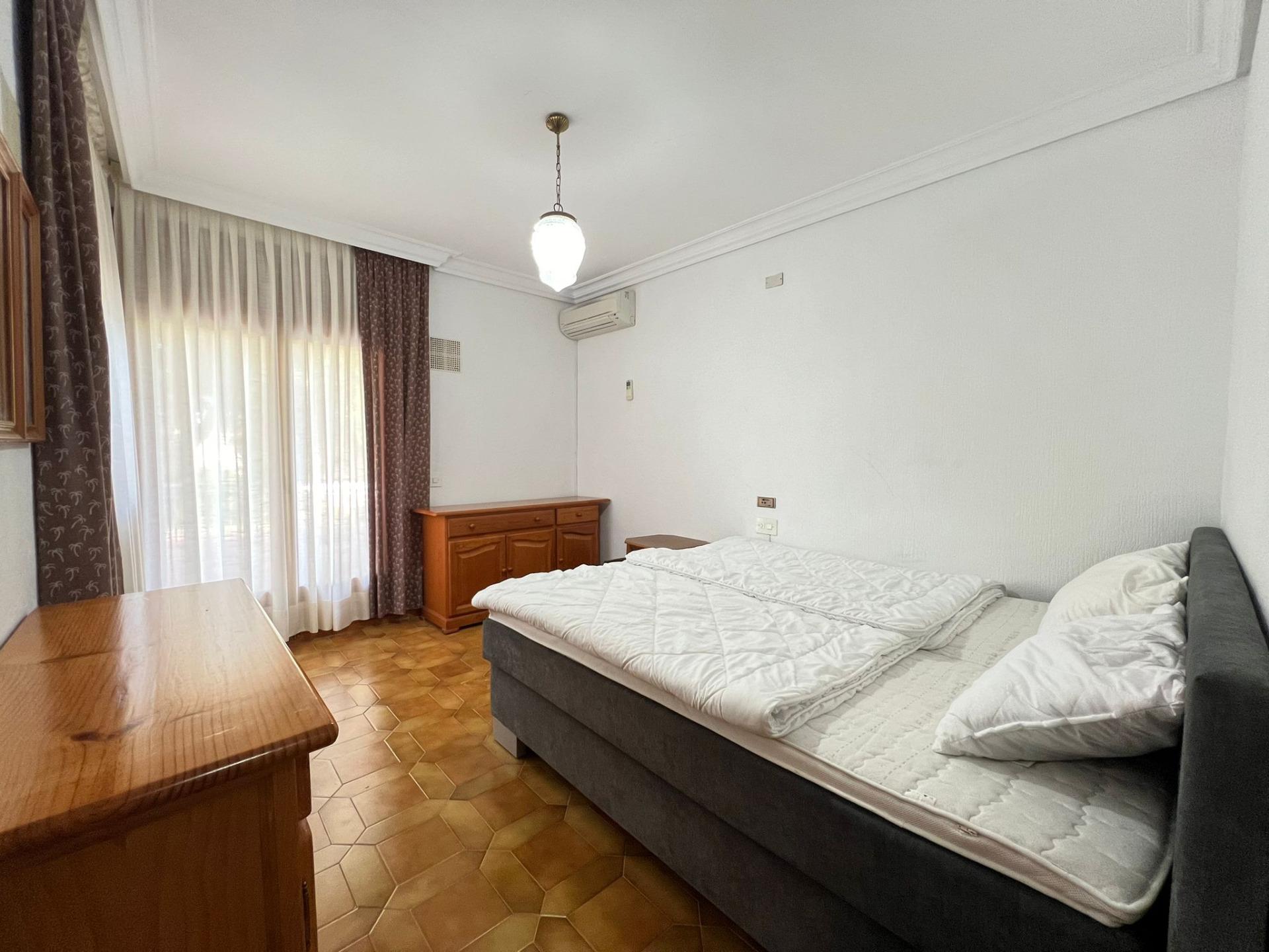 16-43-4 VILLA EN ORIHUELA COSTA A 500 METROS DE LA PLAYA. 4 DORM. 3 BAÑOS. PARCELA 1.145M2.