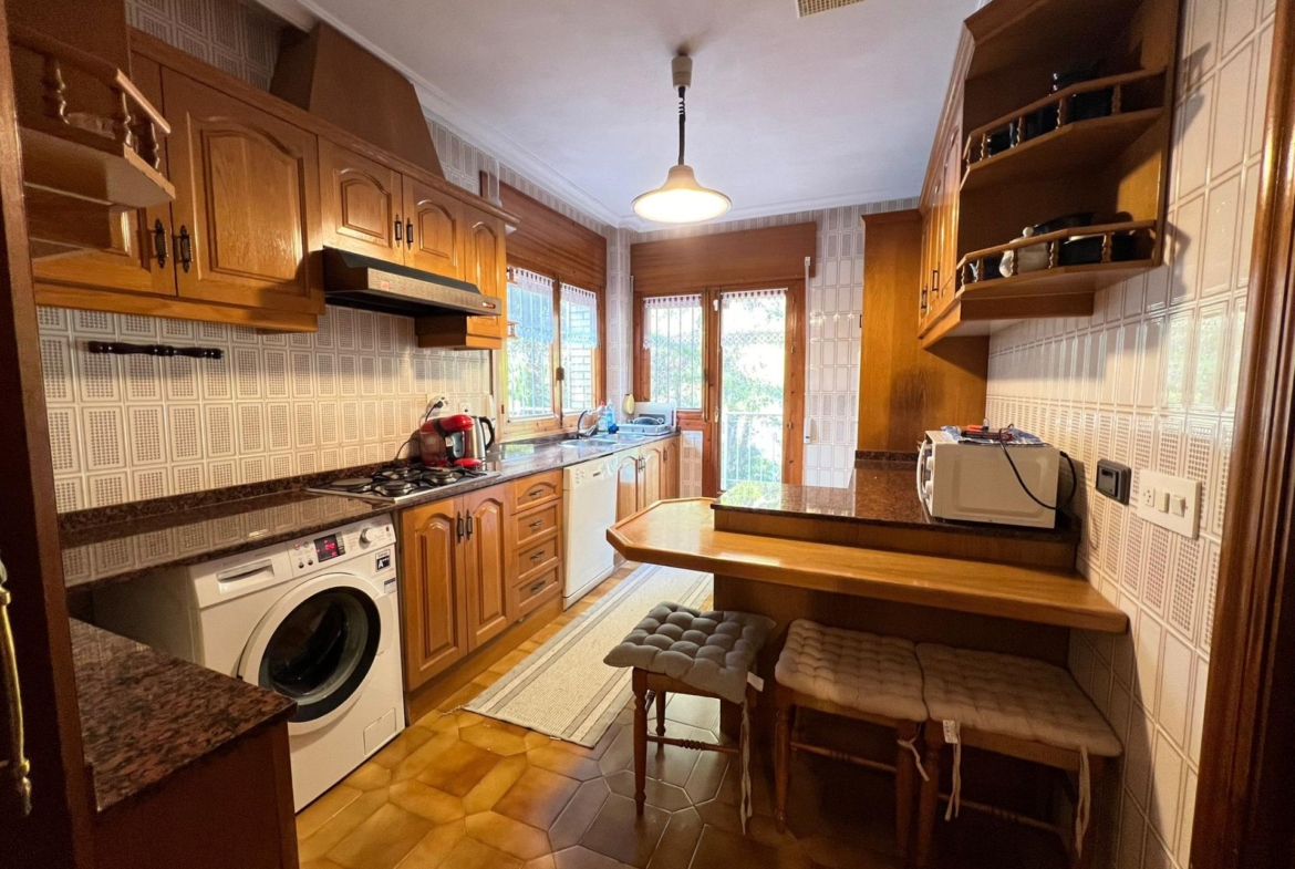 VILLA EN ORIHUELA COSTA A 500 METROS DE LA PLAYA. 4 DORM. 3 BAÑOS. PARCELA 1.145M2.
