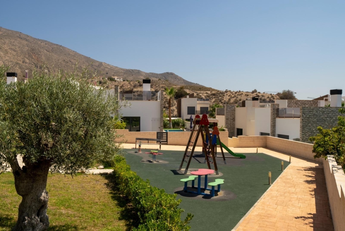 Penthouse met solarium en jacuzzi in de Alegria Village urbanisatie