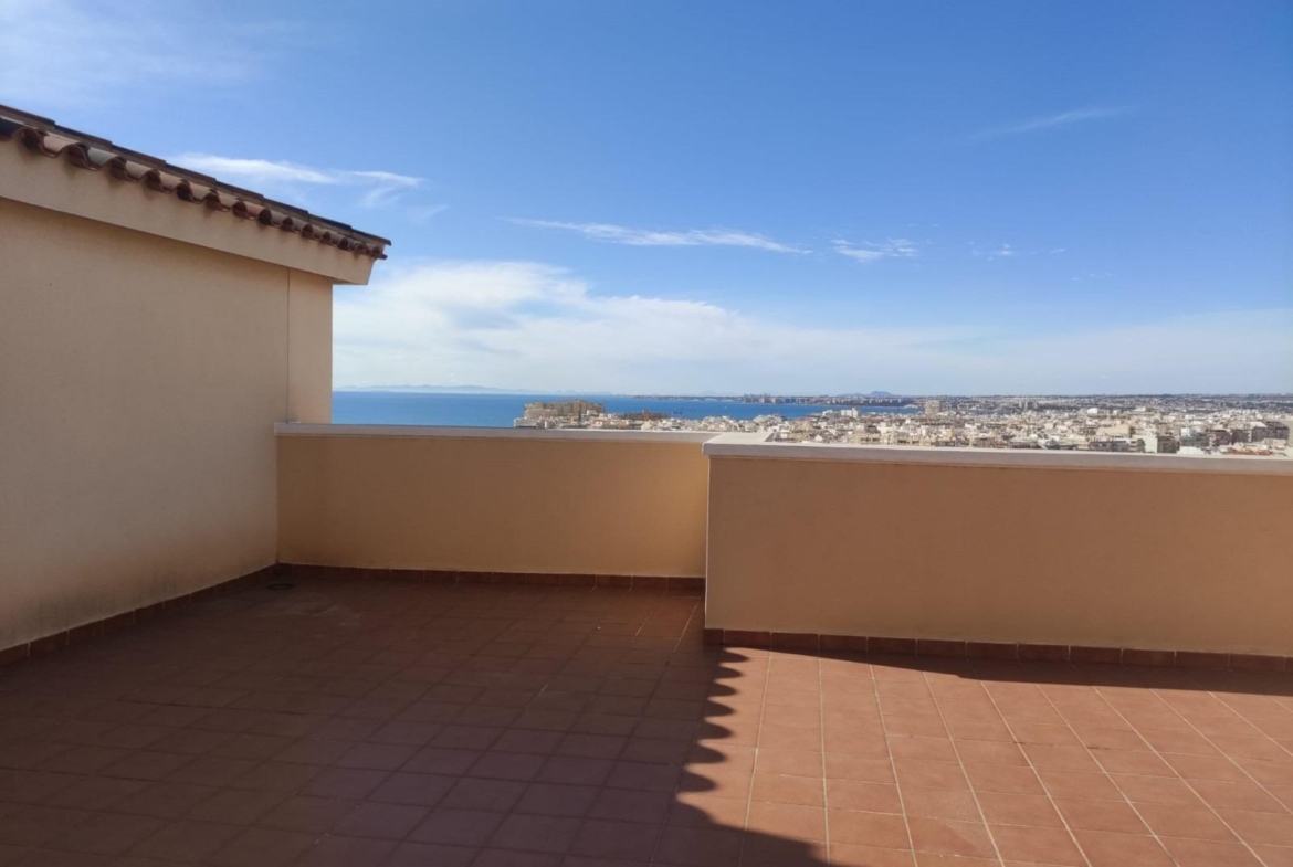 Ático duplex con vistas al mar en Torrevieja.