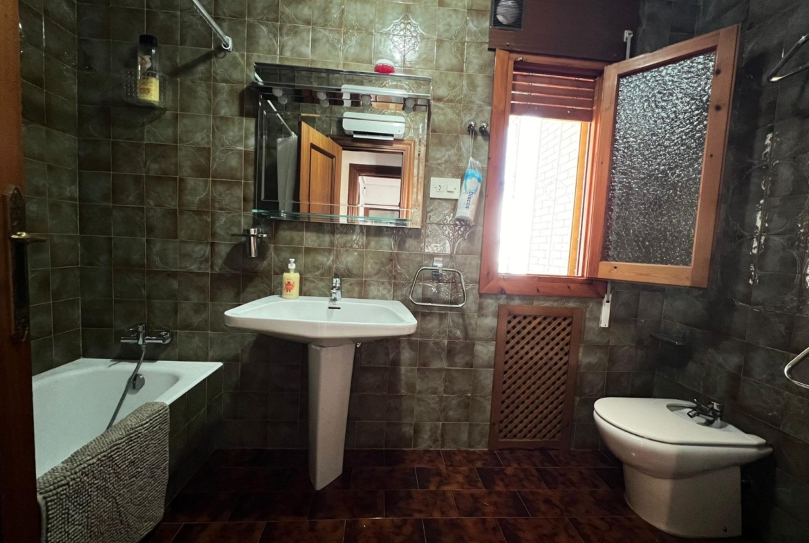 VILLA EN ORIHUELA COSTA A 500 METROS DE LA PLAYA. 4 DORM. 3 BAÑOS. PARCELA 1.145M2.