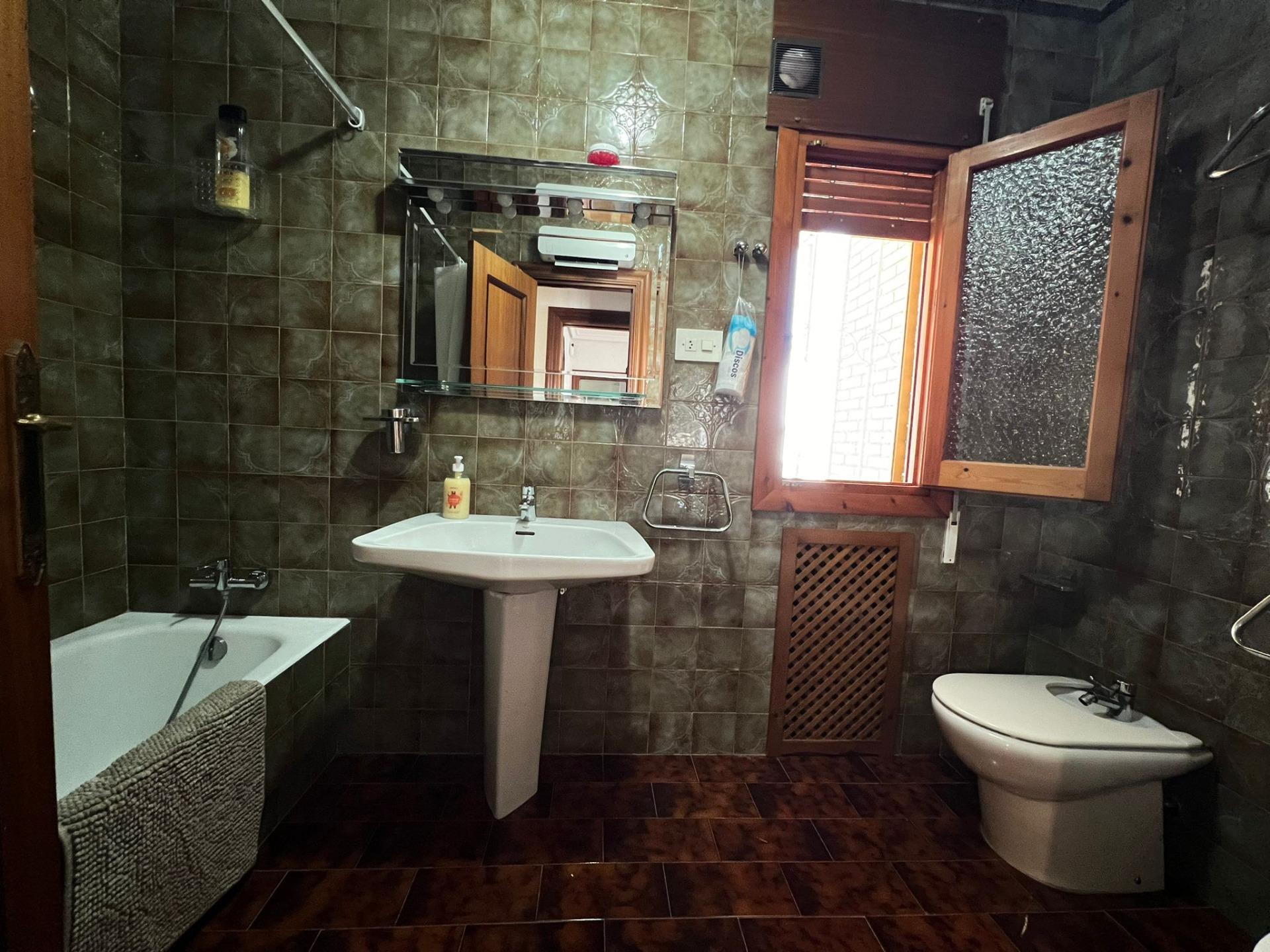 16-47-3 VILLA EN ORIHUELA COSTA A 500 METROS DE LA PLAYA. 4 DORM. 3 BAÑOS. PARCELA 1.145M2.