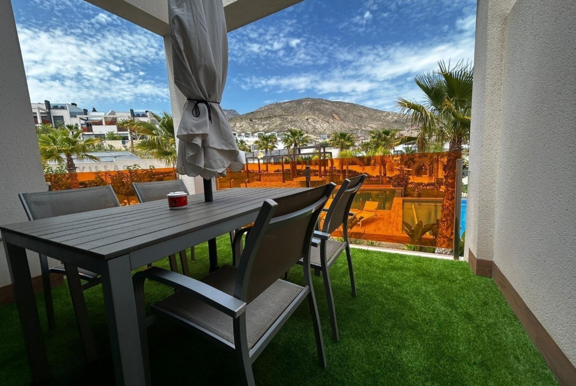 Penthouse met solarium en jacuzzi in de Alegria Village urbanisatie